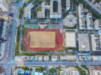 航拍城市的中学