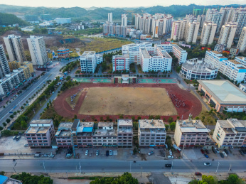 航拍城市的中学