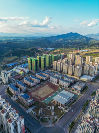 航拍城市的中学