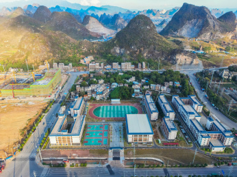 航拍城市的中学