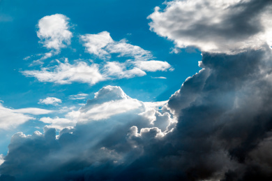 阳光穿过天空中浓厚的积雨云层