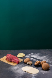 牛肉香菇饺子皮食材放在一起的竖图
