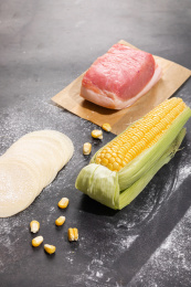 新鲜玉米猪肉饺子食材摆拍