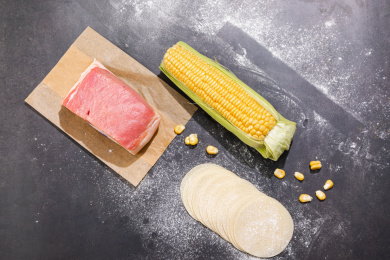 玉米猪肉饺子食材俯拍