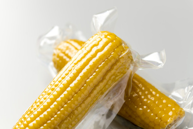 真空包装的玉米特写灰色背景