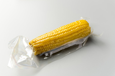 真空包装的玉米特写灰色背景