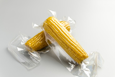 真空包装的玉米特写灰色背景