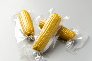 真空包装的玉米特写灰色背景