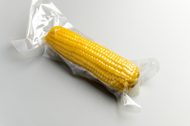 真空包装的玉米特写灰色背景