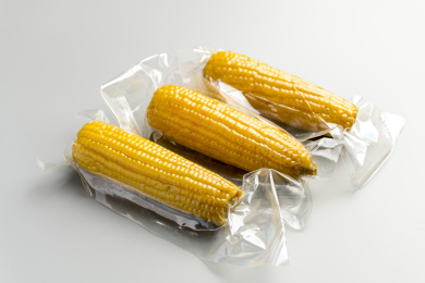 真空包装的玉米特写灰色背景