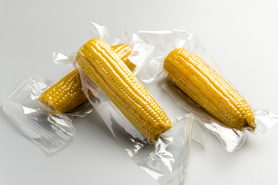 真空包装的玉米特写灰色背景