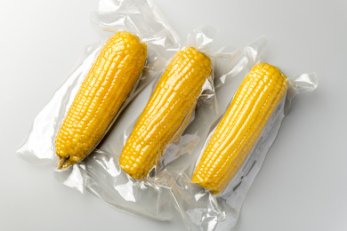 真空包装的玉米特写灰色背景