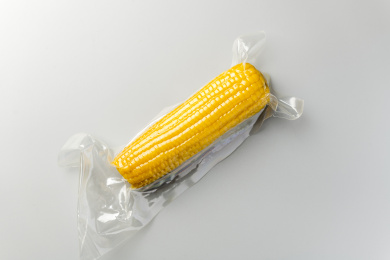 真空包装的玉米特写灰色背景