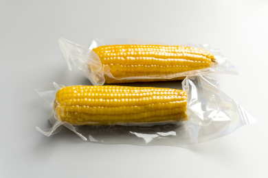 真空包装的玉米特写灰色背景