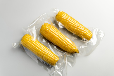 真空包装的玉米特写灰色背景