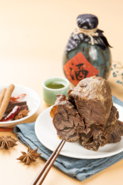 一盘酱牛肉摆放在暖色背景上特写