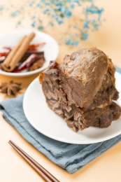 一盘酱牛肉摆放在暖色背景上特写