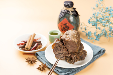 一盘酱牛肉摆放在暖色背景上特写