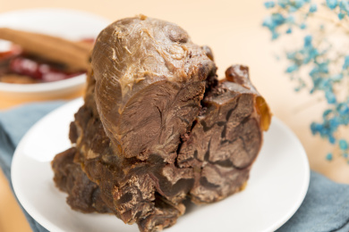 一盘酱牛肉摆放在暖色背景上特写