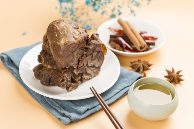 一盘酱牛肉摆放在暖色背景上特写