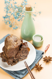 一盘酱牛肉摆放在暖色背景上特写