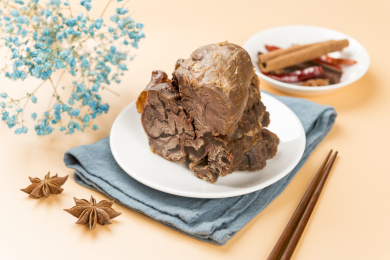 一盘酱牛肉摆放在暖色背景上特写