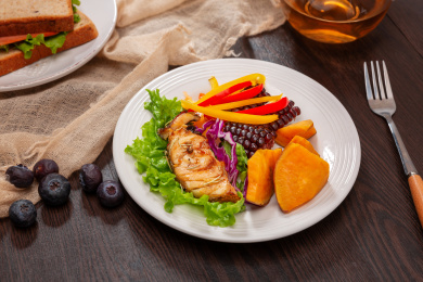 餐桌上白色盘子里的轻食