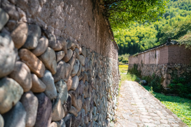 浙江老村落里的夯土围墙