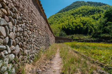 浙江老村落里的夯土围墙