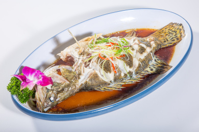 餐盘里清蒸桂鱼