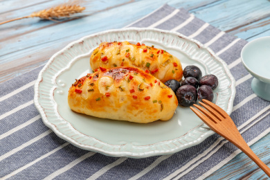 浅色盘子里的肉松火腿面包