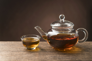 一壶普洱茶摆放在木桌面上特写