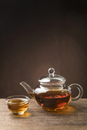 一壶普洱茶摆放在木桌面上特写