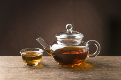 一壶普洱茶摆放在木桌面上特写