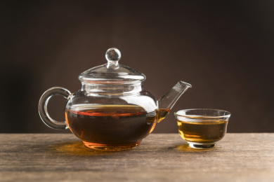 一壶普洱茶摆放在木桌面上特写