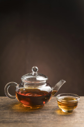 一壶普洱茶摆放在木桌面上特写