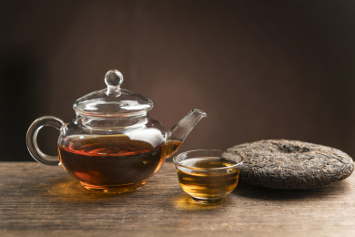 一壶普洱茶摆放在木桌面上特写