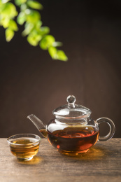 一壶普洱茶摆放在木桌面上特写