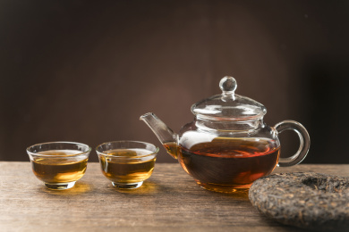 一壶普洱茶摆放在木桌面上特写