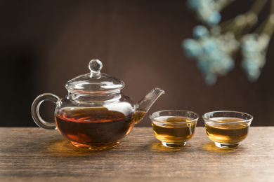 一壶普洱茶摆放在木桌面上特写