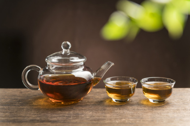 一壶普洱茶摆放在木桌面上特写