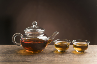 一壶普洱茶摆放在木桌面上特写