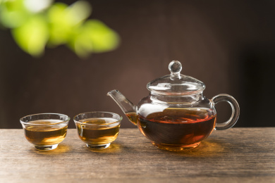 一壶普洱茶摆放在木桌面上特写