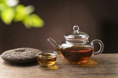 一壶普洱茶摆放在木桌面上特写