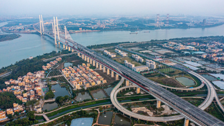 中国广东江门滨江南沙港铁路通车