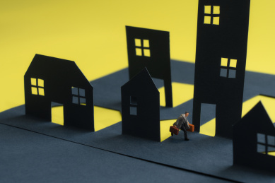 携带行李逃离城市的男士微缩创意