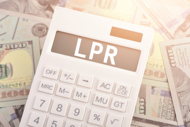 纸币上的计算器印着字母LPR