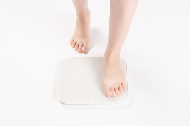 女性电子秤上称体重