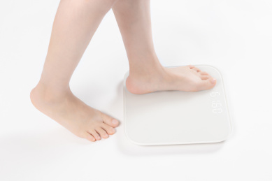 女性电子秤上称体重