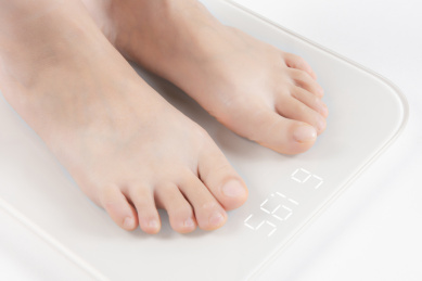 女性电子秤上称体重